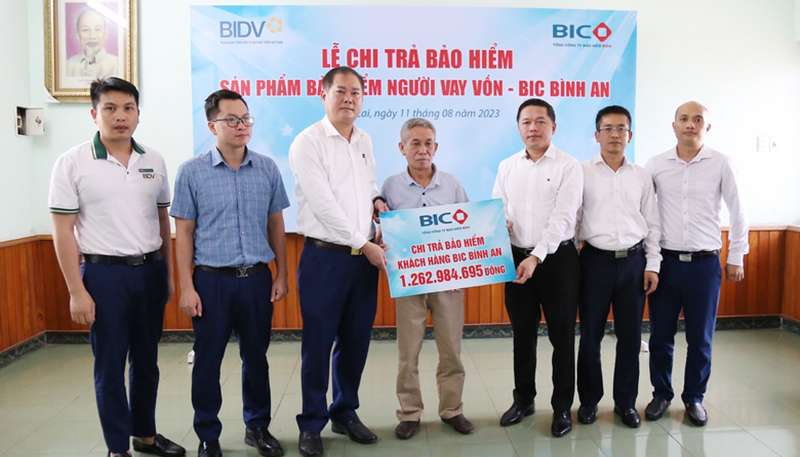 BIC chi trả gần 1,3 tỷ đồng quyền lợi bảo hiểm cho khách hàng vay vốn tại BIDV Lào Cai